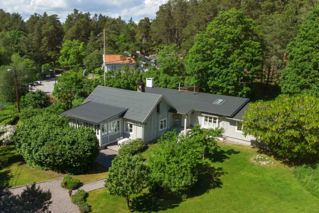 11. Monterat attefallshus i byggsats 1184x789